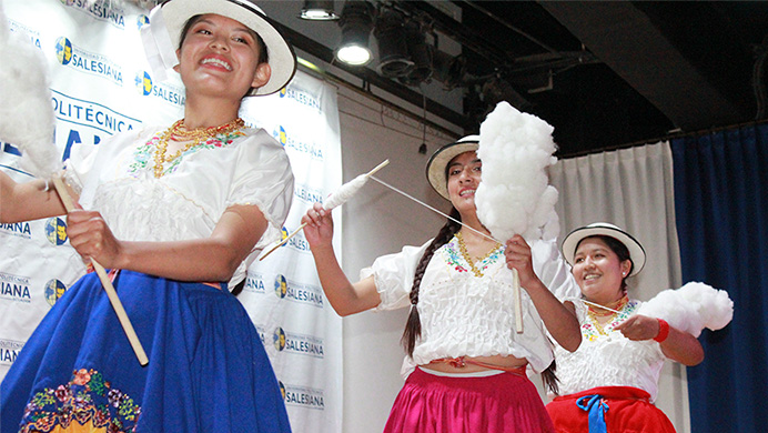 Muyundi danza ecuatoriana UPS Quito en la muestra artística del montaje coreográfico &#34;Mi Ecuador de Plata y Bronce&#34;. Obra que copila el repertorio que ofrece la agrupación a la comunidad universitaria y público en general.